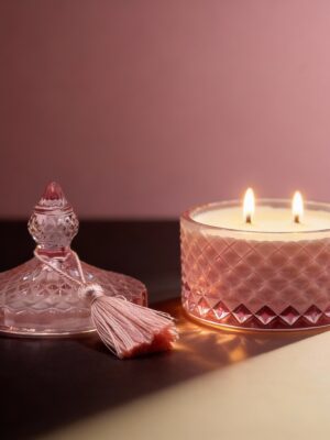 Świeca sojowa zapachowa Sweet Princess zapalona, elegancka świeca na prezent