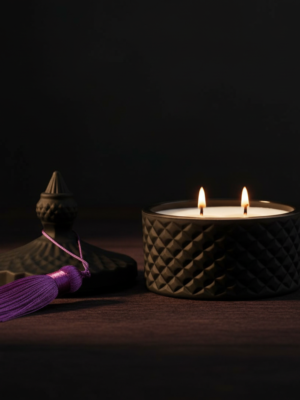 Świeca sojowa zapachowa Night King zapalona, dwa knoty